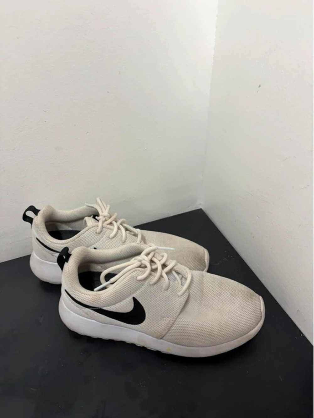 Nike Roshe One Women’s Sneakers - White & Black Size 6.5